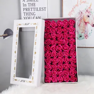 Detailansicht von fünfzig magentafarbenen Seifenrosen in einer weißen Geschenkbox