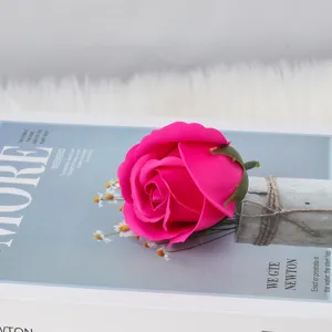 Detail-Makroaufnahme einer pinken dreilagigen Seifenrosenblüte für DIY-Blumensträuße.