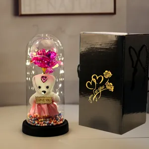 Gedetailleerd overzicht van een LED glazen koepel met roze roos en beer voor cadeau.