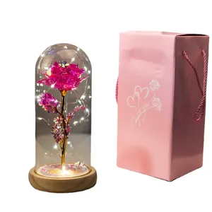 Rosa iridescente artificiale in cupola di vetro con LED e scatola regalo rosa