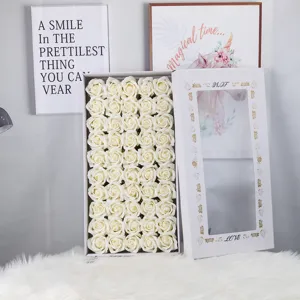 Detaillierte Ansicht einer Geschenkbox mit 50 cremeweißen Seifenrosen für DIY-Blumensträuße