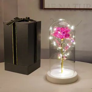 Dettaglio della rosa luminosa in lamina d'oro rosa in cupola con la scatola regalo