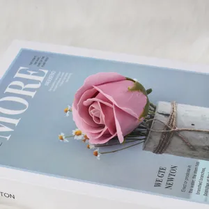 Detailansicht eines rosa Seifenrosen-Blütenkopfs mit grünem Boden für DIY-Sträuße