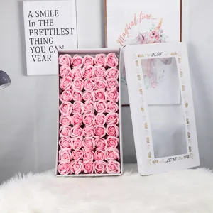 Nahaufnahme von rosa Seifenrosenköpfen in einer weißen Geschenkbox für DIY-Sträuße