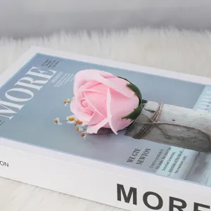 Detaillierte Nahaufnahme eines rosa Seifenrosenkopfes mit grünem Sockel für DIY-Sträuße