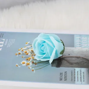 Nahaufnahme eines hellblauen dreischichtigen Seifenrosenkopfs mit Basis für DIY-Sträuße.