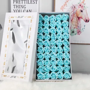 Exklusive hellblaue Seifenrosenblütenköpfe in weißer Geschenkbox mit Fensterdeckel