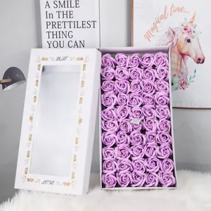 Detailansicht von 50 violetten Seifenrosen in einer weißen Geschenkbox mit LOVE-Deckel.