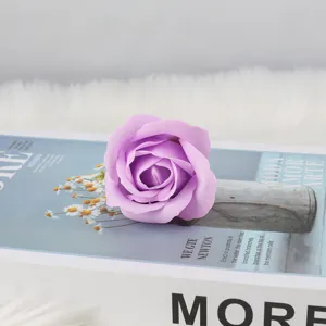 Detailansicht eines lila dreilagigen Rosen-Seifenblumenkopfes für DIY-Valentinssträuße