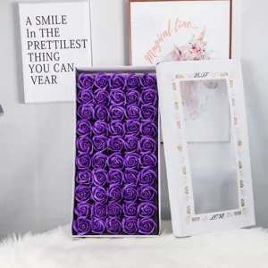 Detailansicht violetter Seifenrosen in einer weißen Geschenkbox für Valentinstagssträuße.