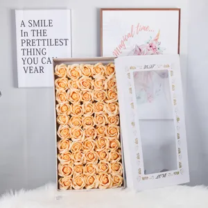 Elegante Schachtel mit aprikosenfarbenen Seifenrosen und Klarsichtdeckel für Geschenke