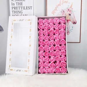 Detailansicht von 50 pinkfarbenen Seifenrosenblüten in einer weißen LOVE-Geschenkbox