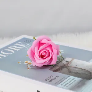 Nahaufnahme eines rosa dreilagigen Seifenrosenkopfes für DIY-Blumenstraußbasteln.