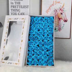 Nahaufnahme lebhafter blauer Seifenrosen in einer eleganten weißen Geschenkbox mit Fenster