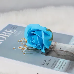 Detailansicht eines blauen dreilagigen Seifenrosenkopfes mit grünen Kelchblättern für DIY