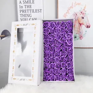 Hochwertige Detailaufnahme lila Seifenrosen-Geschenkbox mit eleganter weißer Fensterverpackung.
