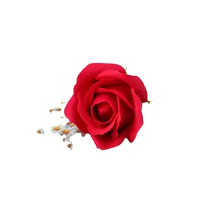 Testa di rosa di sapone rosso a tre strati con supporto per bouquet di San Valentino