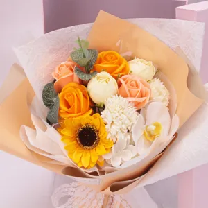Detailansicht eines eleganten Seifenblumenstraußes mit Rosen und Sonnenblume im Karton