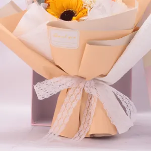 Detailansicht eines Seifenblumenstraußes mit „Thank you“-Schild und Spitzenband.