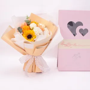 Detailansicht eines Seifenblumenstraußes mit eleganter rosa Herz-Geschenkbox-Verpackung