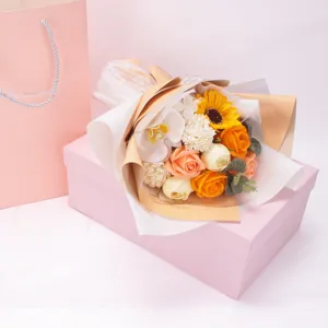 Detailansicht eines künstlichen Seifenblumenstraußes mit Rosen und Orchideen in einer Geschenkbox