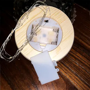 Detailansicht des Holz-LED-Sockels mit Batteriefach für die Glaskuppel der Rose
