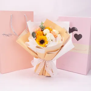 Detailansicht eines Seifenblumenstraußes mit Sonnenblumen und Rosen in rosa Geschenkbox