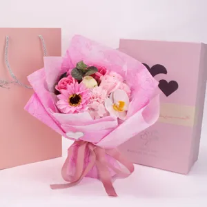 Detailansicht eines rosa Seifenblumenstraußes mit Rosen und Orchideen in Geschenkbox