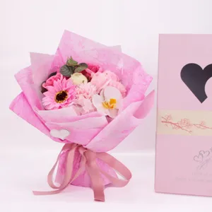 Rosa Seifenblumenstrauß mit Rosen und Orchideen in eleganter Geschenkbox mit Herz