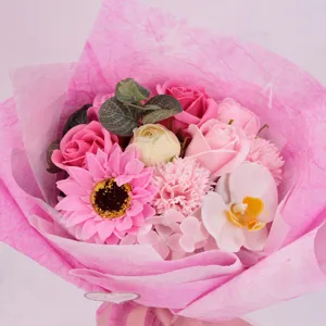 Detailansicht eines exquisiten rosa Seifenblumenstraußes mit Rosen und Orchideen