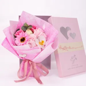 Rosa Seifenblumenstrauß mit Rosen und Orchideen in einer Herz-Geschenkbox-Präsentation.