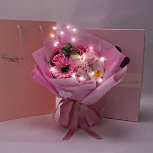 Detailansicht eines rosa Seifenblumenstraußes mit LED-Lichtern und Geschenkbox-Verpackung