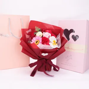 Detailansicht eines Seifenrosenstraußes mit herzförmiger rosa Geschenkbox und Papiertüte