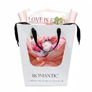 Vista ravvicinata dettagliata di un bouquet di rose di sapone artificiale in una borsa regalo bianca.