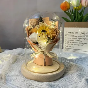 Detail van de LED glazen koepel roos zonnebloem boeket, romantisch geschenk cadeau.