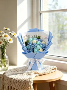 Vista dettagliata in primo piano del bellissimo bouquet di rose di sapone blu per regalo.