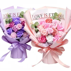 Bouquet di rose e garofani in sapone artificiale, romantico regalo per San Valentino.