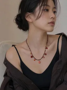 Detailansicht einer eleganten Granatperlenkette im Vintage-Stil an einem Model