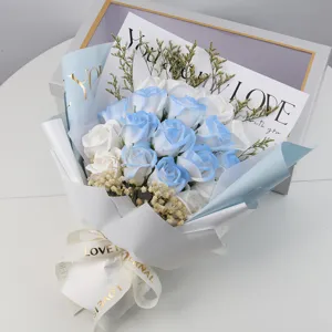 Primer plano de un ramo de flores de jabón con rosas azul hielo en un envoltorio de lujo