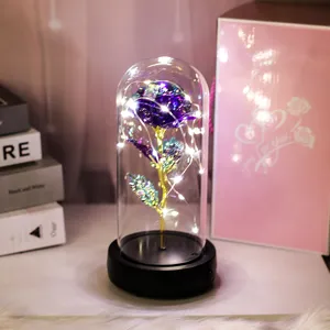 Künstliche Rosenblüte in Glaskuppel mit LED Lichterkette als romantisches Geschenk.