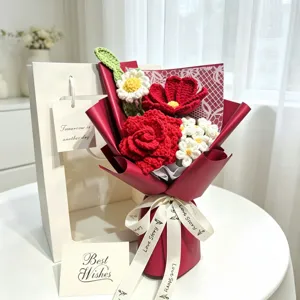 Bouquet di fiori fatto a mano all'uncinetto con borsa regalo bianca e biglietto.