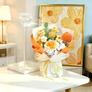 Dettaglio del bouquet di fiori all'uncinetto fatto a mano con rose in filato e bella confezione.