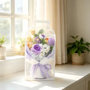 Bellissimo bouquet di fiori all'uncinetto fatto a mano in scatola regalo trasparente.