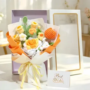 Handgemachter Häkel Blumenstrauß Detailansicht, perfektes gestricktes Geschenk zum Valentinstag.
