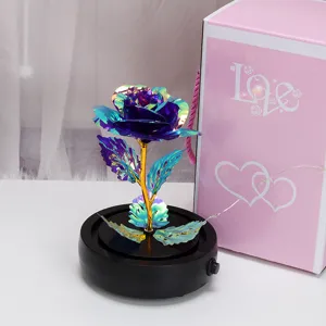 Bunte Goldfolien-Rosen-Tischdekoration mit Geschenkbox, ideal für den Valentinstag als Geschenk.