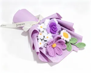 Bouquet all'uncinetto di rose viola e cosmo fatto a mano con elegante nastro bianco