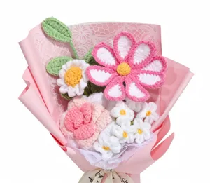 Primo piano di un bouquet di fiori all'uncinetto fatto a mano con rose rosa e margherite