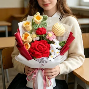 Mazzo di fiori all'uncinetto fatto a mano con rose e tulipani per un bellissimo regalo.