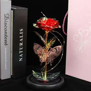 Rose artificielle feuille d'or papillon avec guirlande LED base dôme en verre cadeau de Saint-Valentin.