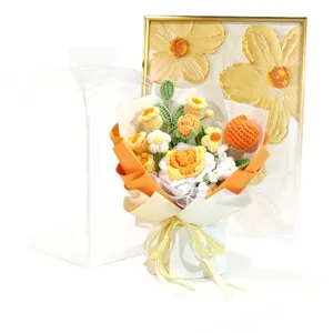 Bouquet di fiori all'uncinetto fatto a mano con rose e mughetto con scatola regalo.